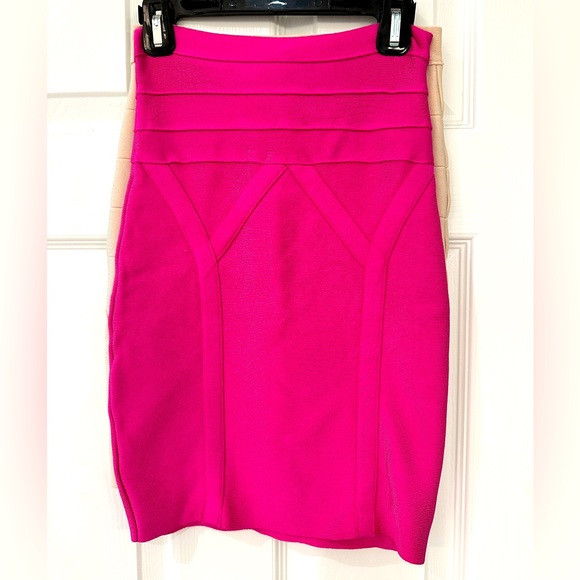 Hot pink / fuchsia colored bandage skirt with gold zipper - Picture 1 of 3
